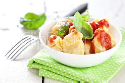 Tortellini mit Tomatensauce / tortellini with tomato sauce