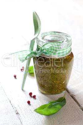 frisches Pesto im Glas / fresh pesto in a glass