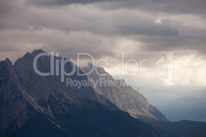 zugspitze an einem späten Nachmittag mit Wolken