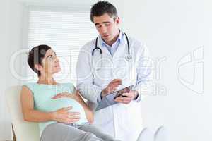 Doctor explaining something to a pregnant woman