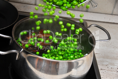 Cooking green peas