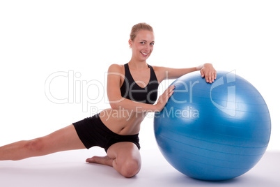 Junge Frau mit Gymnastikball