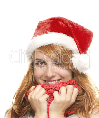portrait einer lachenden rothaarigen frau mit nikolausmütze