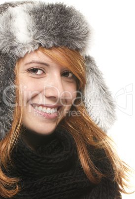 portrait einer lächelnden jungen rootharigen frau in winterkleidung