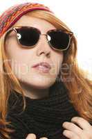 coole rothaarige frau in winterkleidung und sonnenbrille