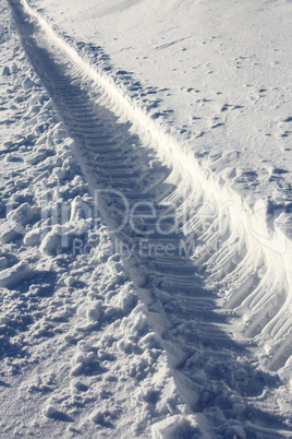 Reifenspur im Tiefschnee