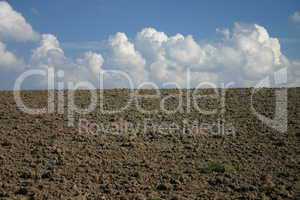 Wolkenhimmel über Acker