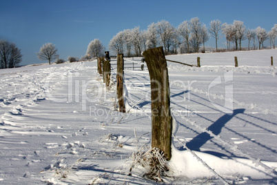 Winterlandschaft mit Zaun