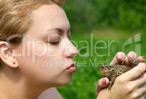 woman kissing a toad