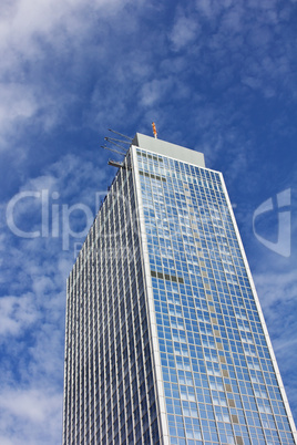 schräges Hochhaus mit Glasfassade