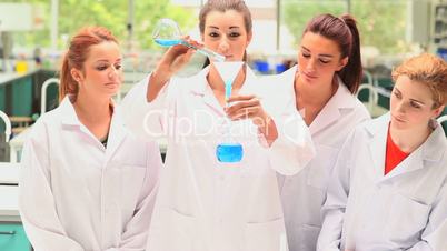 Frauen im Labor