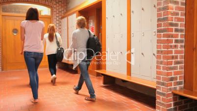 Studenten im Korridor