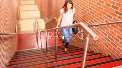 Student auf Treppe