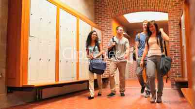 Studenten im Korridor