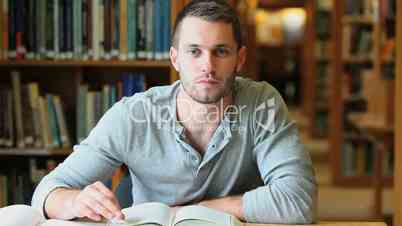 Student in Bibliothek