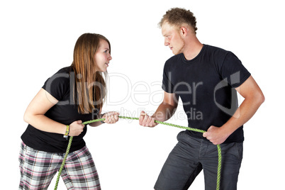 Mann und Frau ziehen gegeneinander am Seil 848v