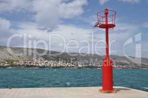 Leuchtturm im Hafen von Pag