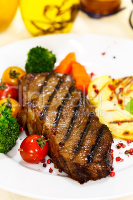 Rumpsteak mit grünem Brokkoli,Karotten,Bratkartoffeln