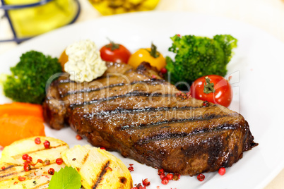 Rumpsteak mit grünem Brokkoli,Karotten,Bratkartoffeln