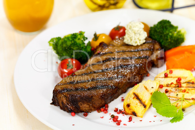 Rumpsteak mit grünem Brokkoli,Karotten,Bratkartoffeln