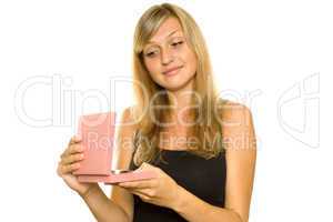 Bautiful young girl opens a gift box