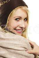 portrait einer schönen blonden glücklichen frau in winterbekleidung