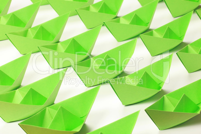 Grüne Papierboote