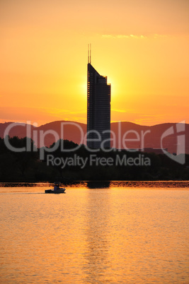 Sonnenuntergang mit Millenium Tower in Wien