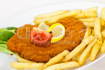 Paniertes Wiener Schnitzel,Pommes Frites