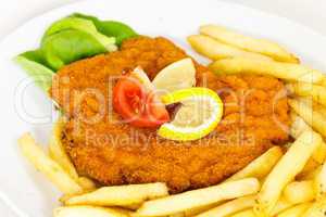 Paniertes Wiener Schnitzel,Pommes Frites