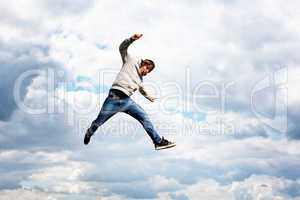 Junger Mann springt vor Freude in die Luft