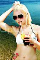 Junge Frau im Urlaub am Strand geniest ihren Coktail 639