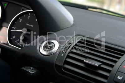 Cockpit mit Tachometer und Interieur eines Autos