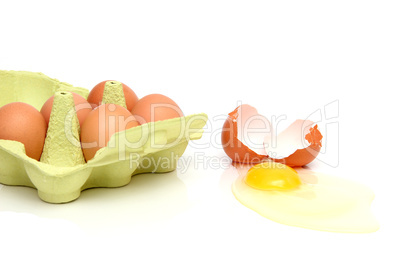 Eierkarton mit zerbrochenem Ei