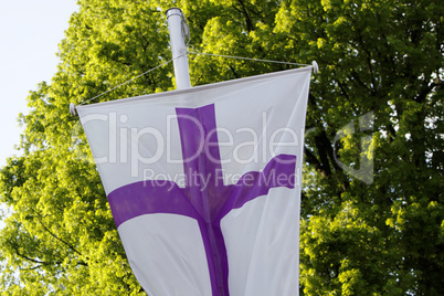 Fahne mit violettem Kreuz