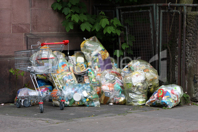 Gelbe Säcke am Straßenrand