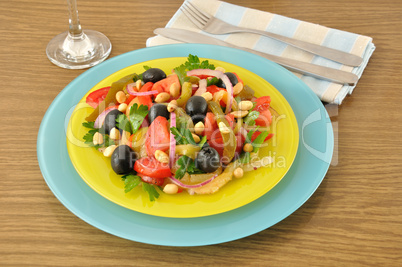 Salad of roasted peppers with tomato, peanuts and olives