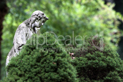 Statue einer trauernden Frau