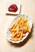 Pommes mit Ketchup