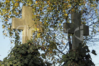 Steinkreuz auf einem Friedhof