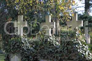 Steinkreuz auf einem Friedhof