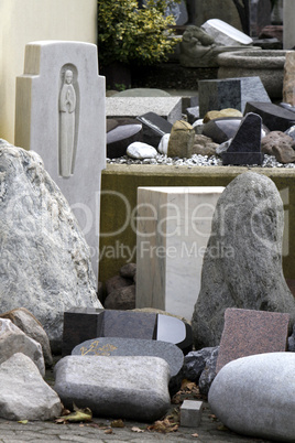 Grabsteine bei einem Steinmetz