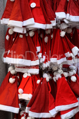 Weihnachtsmützen an einem Verkaufsständer