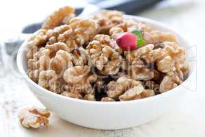 Walnüsse in Schale / walnuts in bowl