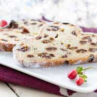 frische Stolle auf Teller / fresh christmas stollen on a plate