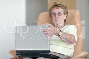 Rentnerin mit Laptop