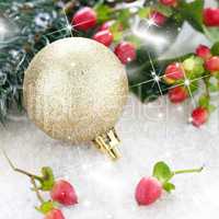 goldene Weihnachtskugel und Tanne / golden christmas ball and fi