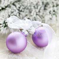 zwei Weihnachtskugeln / two christmas ornaments