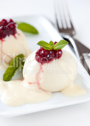 frische Hefeklöße mit Vanillesauce / fresh yeast dumplings with