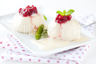 frische Hefeklöße mit Früchten / fresh yeast dumplings with frui